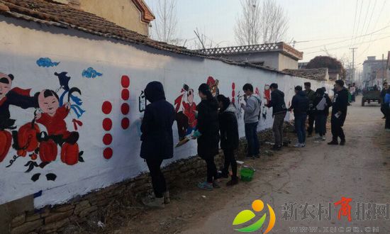 青岛理工大学的学生在进行美丽乡村墙壁绘画。8.jpg