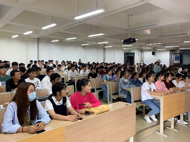 青岛理工大学理学院举办新生专业教育讲座