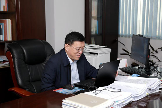 青岛理工大学校长谭秀森在线参加主题班会 青岛理工大学校长谭秀森在线参加主题班会